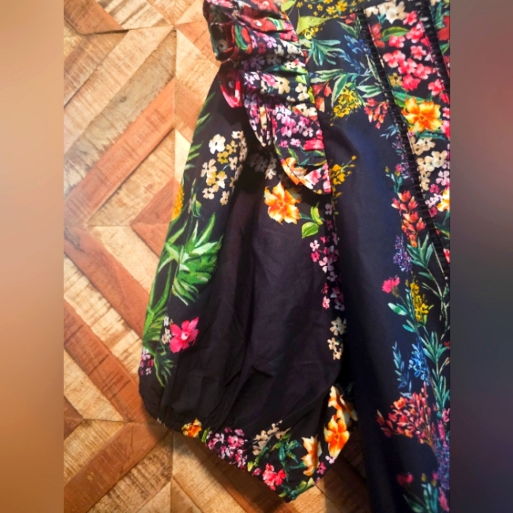 FARM Rio Black Floral Short Jumpsuit with Puff Sleeves - Picture 5 of 9